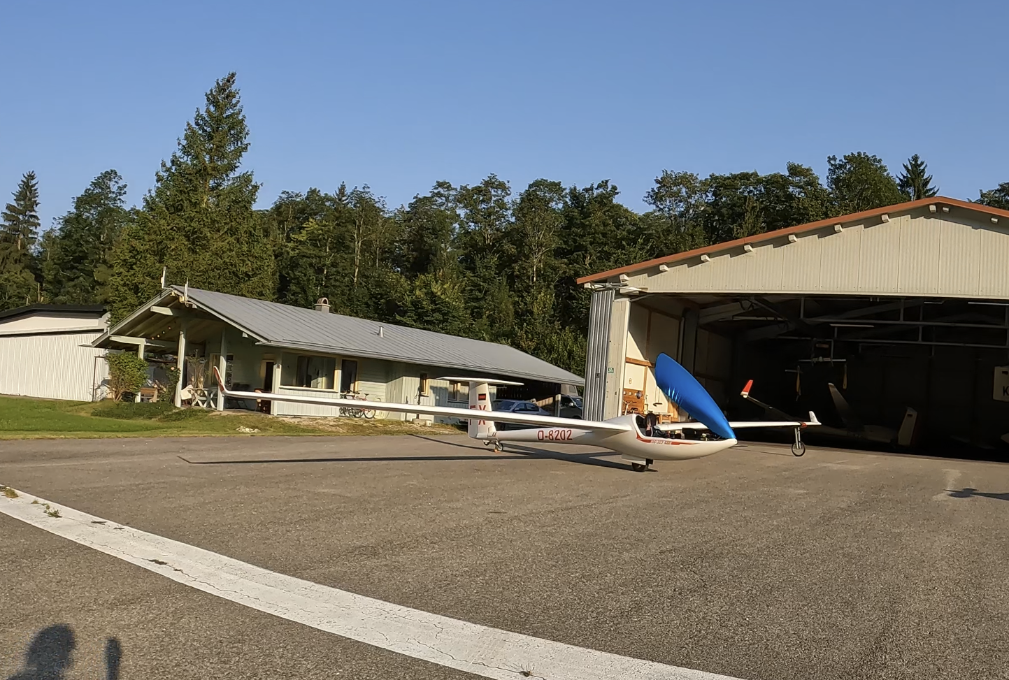 Morgenstimmung beim Aushallen - im Hintergrund das Vereinsheim
