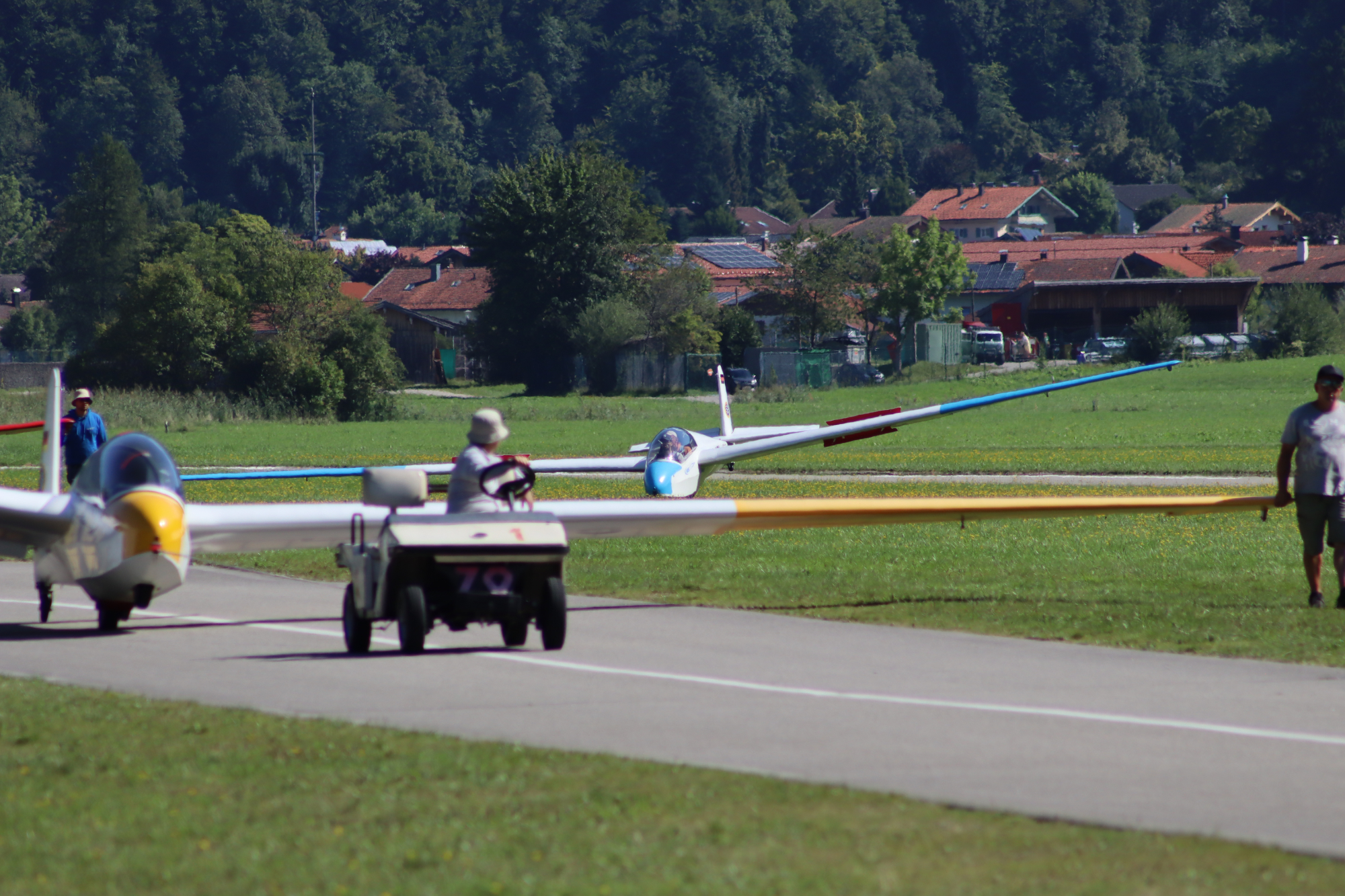 Golfcaddys beim Rückholen der Schulflugzeuge