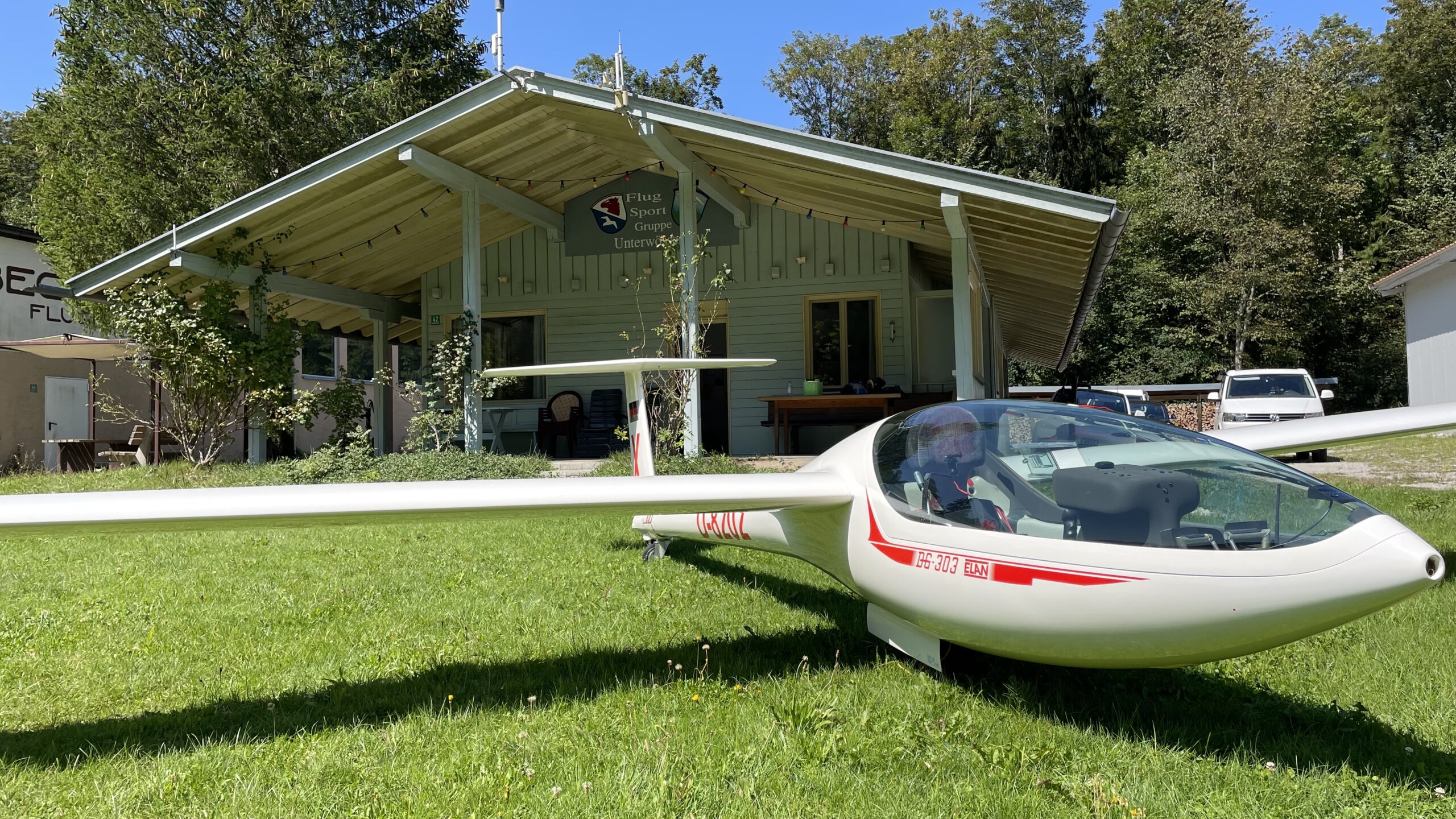 Der Blick auf unser schönes Vereinsheim. Die Wiese direkt vor dem Vereinsheim dient manchmal zum Abstellen, manchmal zum Grillen, manchmal zum Waschen.